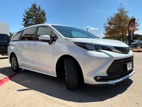Used 2026 Toyota Sienna XLE FWD image 4