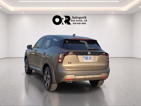 Used 2025 Nissan Kicks SV w/ Illumination Package FWD image 4