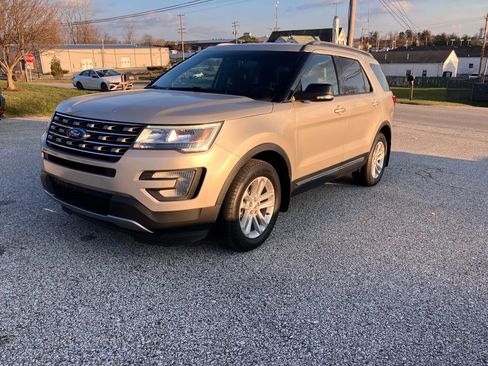 Used 2017 Ford Explorer XLT image 1