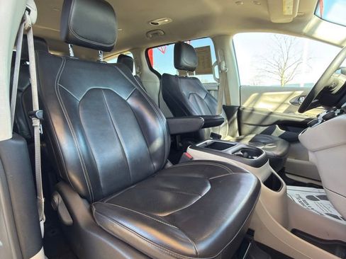 Used 2023 Chrysler Pacifica Touring-L image 37