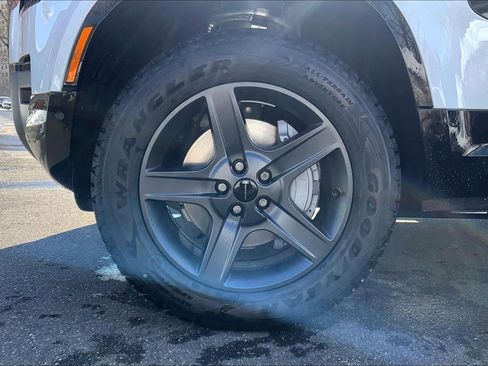 New 2026 Land Rover Defender 110 X-Dynamic SE image 11