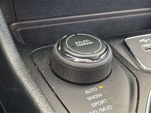 Used 2023 Jeep Cherokee Altitude Lux image 32