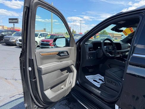 Used 2025 Chevrolet Suburban High Country AWD/4WD image 12
