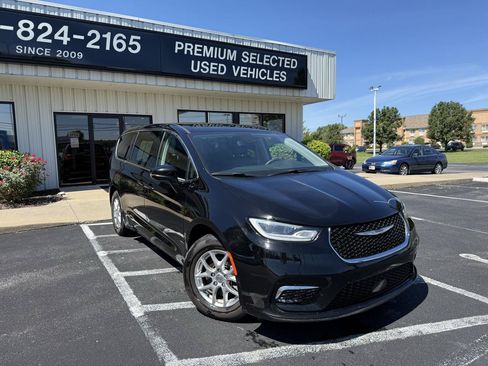 Used 2024 Chrysler Pacifica Touring-L FWD image 6