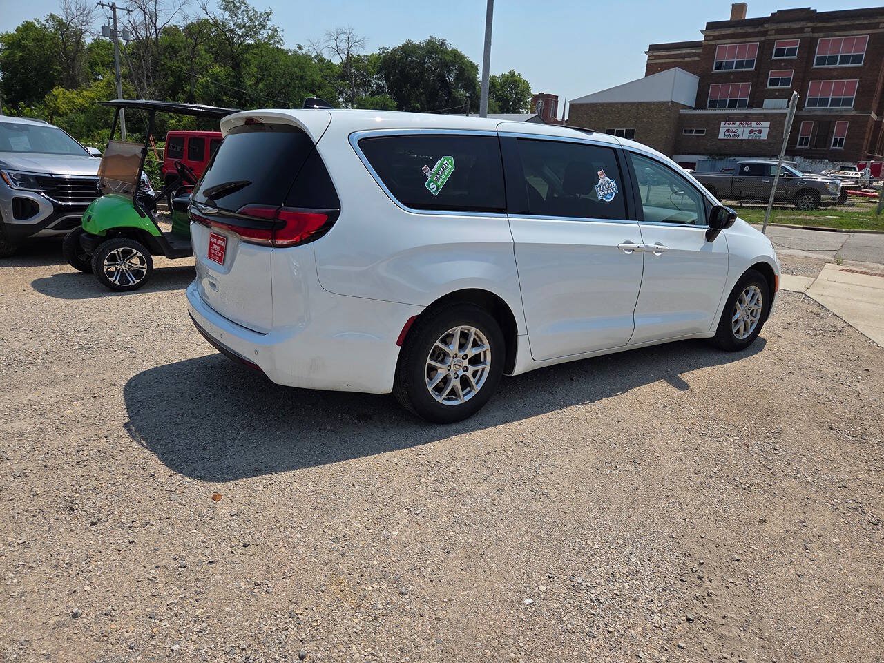 Used 2024 Chrysler Pacifica Touring-L FWD image 4