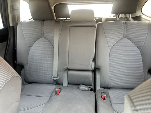 Used 2020 Toyota Highlander LE FWD image 13