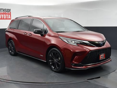 Used 2021 Toyota Sienna XSE FWD image 6