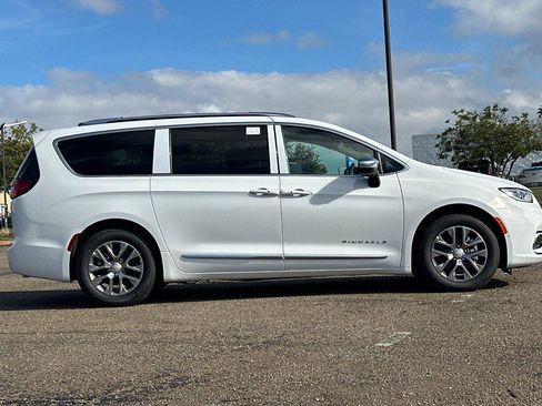 New 2026 Chrysler Pacifica Pinnacle image 3