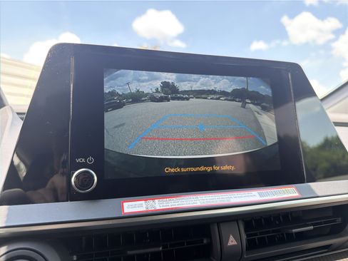 Used 2025 Toyota Prius XLE FWD image 7