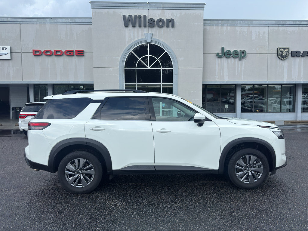 Used 2024 Nissan Pathfinder SV FWD image 1