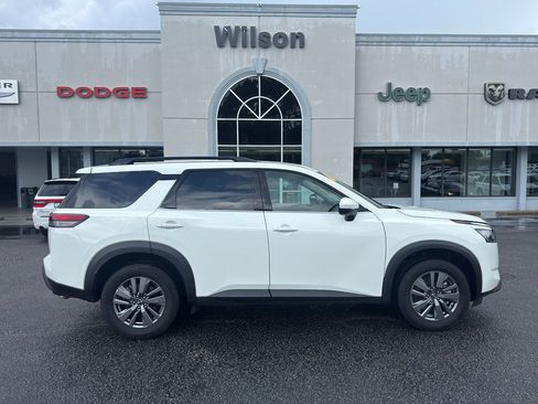 Used 2024 Nissan Pathfinder SV FWD image 1