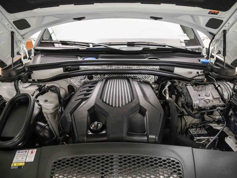 Certified 2022 Porsche Macan AWD/4WD image 30