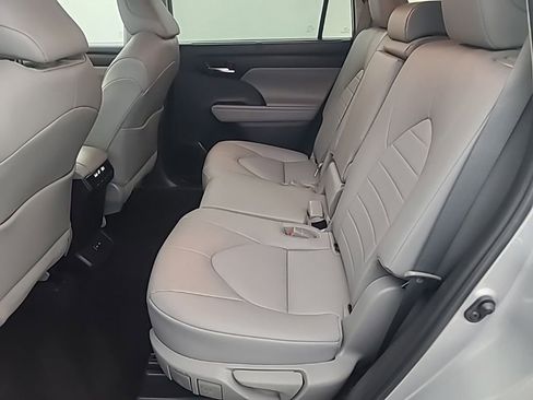 Used 2022 Toyota Highlander XLE image 21