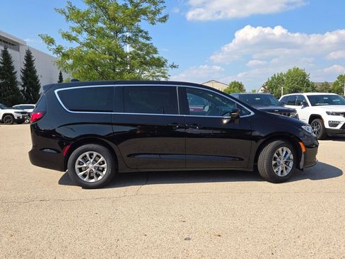 New 2026 Chrysler Pacifica Select image 6