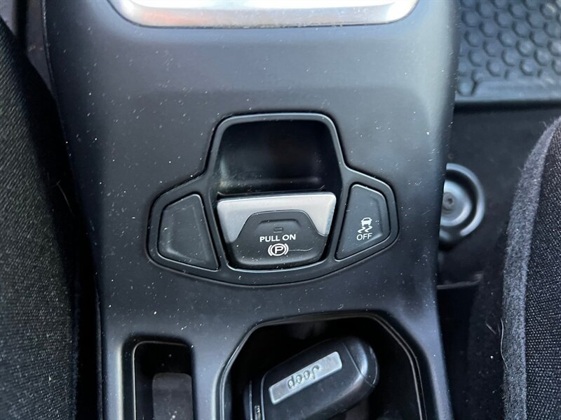 Used 2019 Jeep Renegade Latitude w/ Safety & Security Group II AWD/4WD image 30