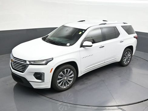 Used 2023 Chevrolet Traverse Premier FWD image 16
