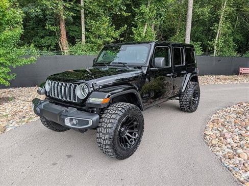 Used 2025 Jeep Wrangler Unlimited Sahara AWD/4WD image 1