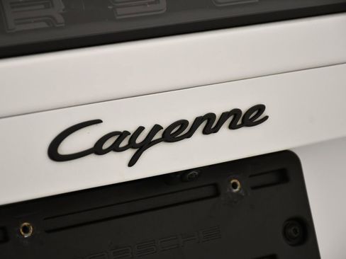 Used 2023 Porsche Cayenne Platinum Edition image 11