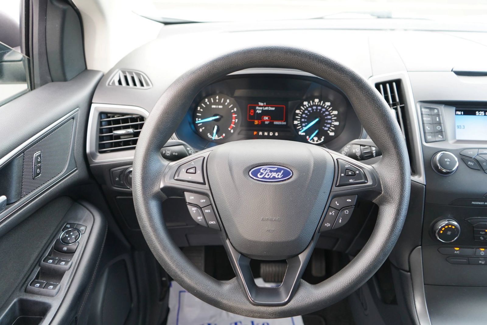 Used 2019 Ford Edge SE FWD image 17