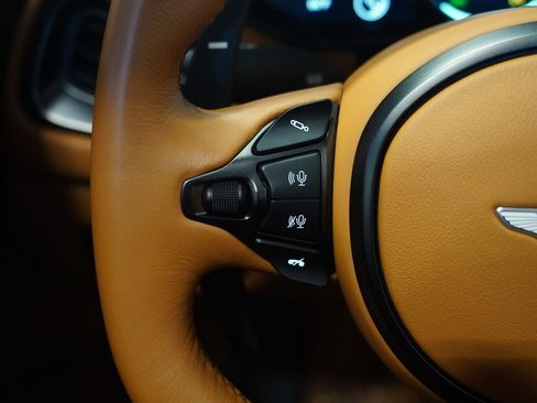 Used 2021 Aston Martin V8 Vantage Roadster RWD image 18