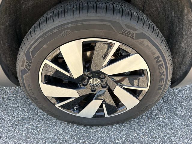 Used 2025 Volkswagen Atlas Cross Sport SE FWD image 32