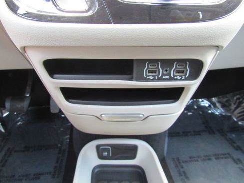 Used 2024 Chrysler Pacifica Touring-L image 51