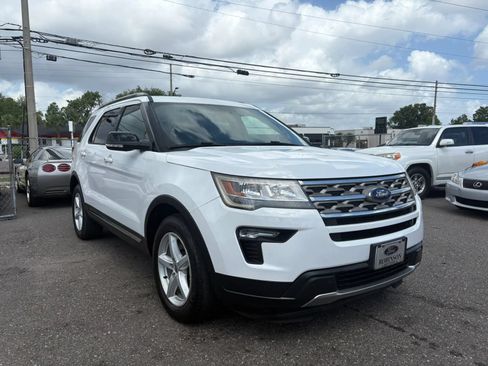 Used 2018 Ford Explorer XLT w/ Equipment Group 201A FWD image 3