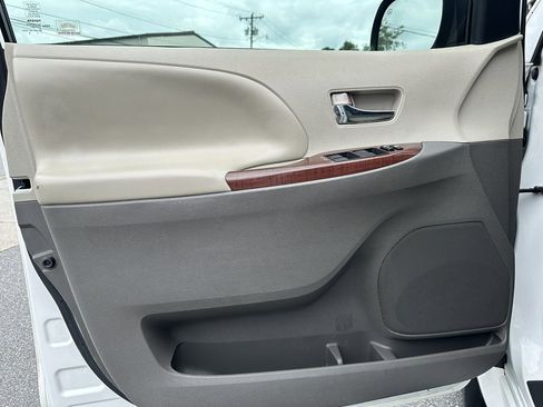 Used 2013 Toyota Sienna XLE image 10