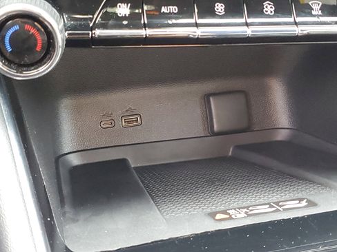 Used 2025 Chevrolet Traverse LT image 23