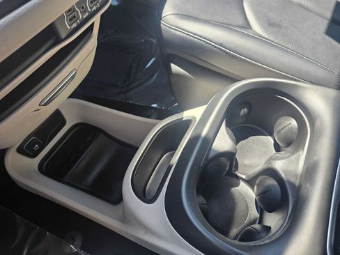 Used 2024 Chrysler Pacifica Limited FWD image 30