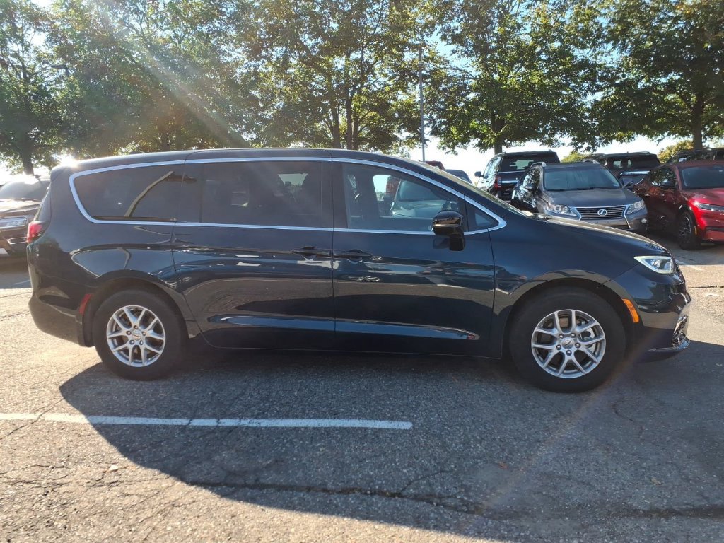 Used 2025 Chrysler Pacifica Select FWD image 6