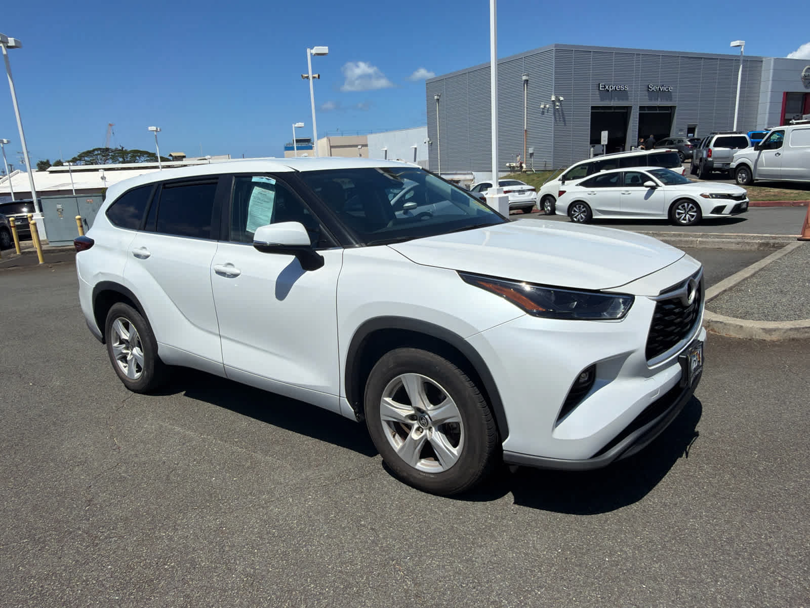 Used 2023 Toyota Highlander LE FWD image 2