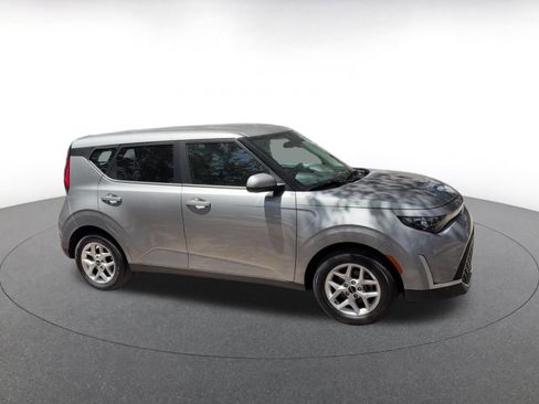 Used 2025 Kia Soul LX w/ LX Technology Package FWD image 2