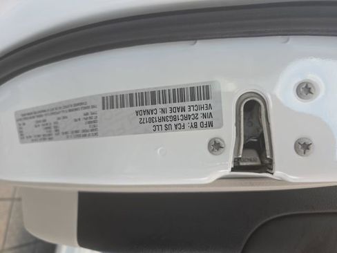 Used 2022 Chrysler Pacifica Touring-L w/ Uconnect Theater Family Group FWD image 28