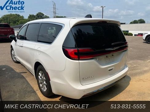 Used 2023 Chrysler Pacifica Touring-L FWD image 4