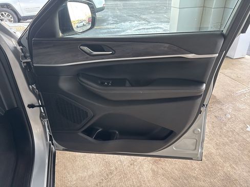 Used 2023 Jeep Grand Cherokee Limited image 27