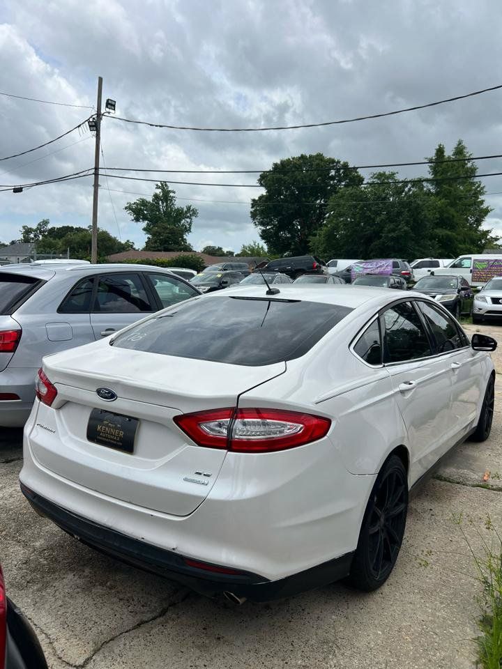 Used 2015 Ford Fusion SE w/ Equipment Group 202A FWD image 4