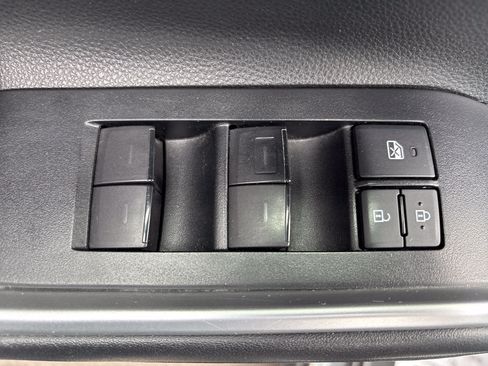 Used 2020 Toyota Highlander XLE AWD/4WD image 18
