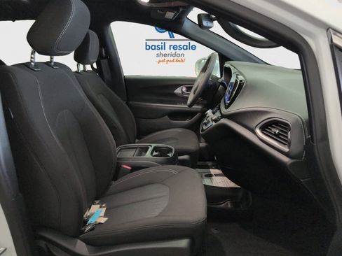 Used 2022 Chrysler Pacifica Touring image 16