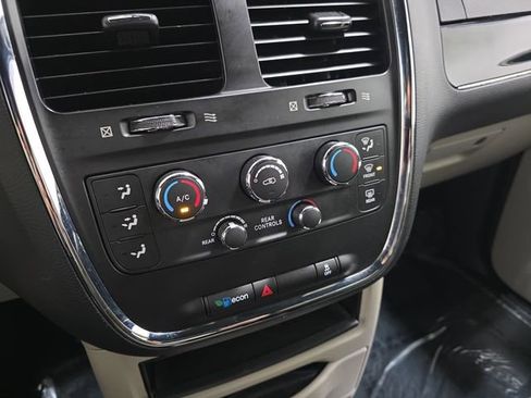 Used 2016 Dodge Grand Caravan SE image 23