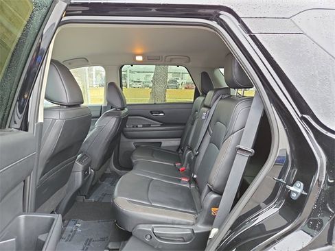 Certified 2025 Nissan Pathfinder SL image 16