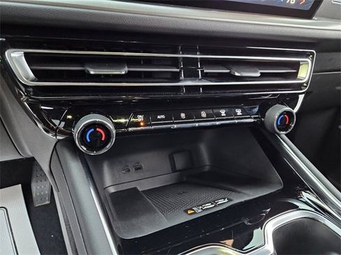 Used 2024 Chevrolet Traverse LT w/ Enhanced Driving Package image 17