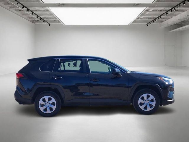 Used 2025 Toyota RAV4 LE AWD/4WD image 7