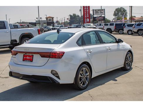 Used 2024 Kia Forte LXS w/ LXS Technology Package FWD image 8