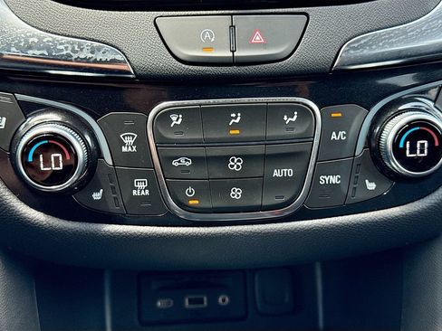 Used 2024 Chevrolet Equinox Premier FWD image 18