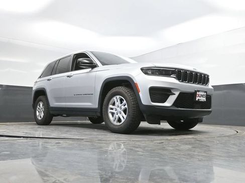 Used 2024 Jeep Grand Cherokee Laredo AWD/4WD image 48