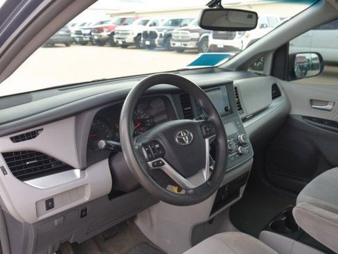 Used 2015 Toyota Sienna LE FWD image 15