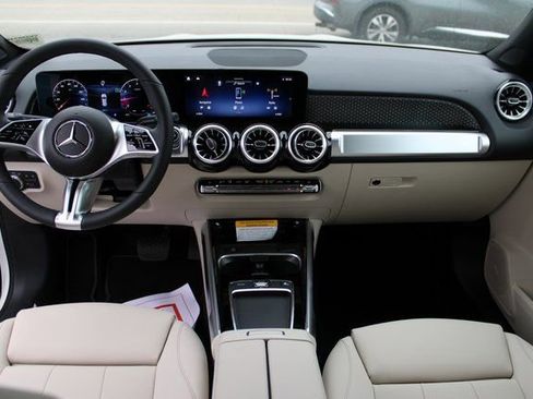 New 2025 Mercedes-Benz GLB 250 4MATIC image 36