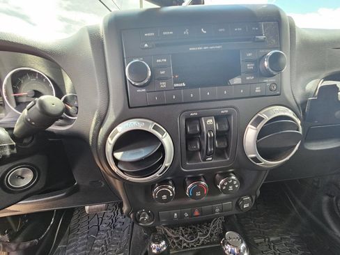 Used 2015 Jeep Wrangler Unlimited Rubicon w/ Connectivity Group AWD/4WD image 20