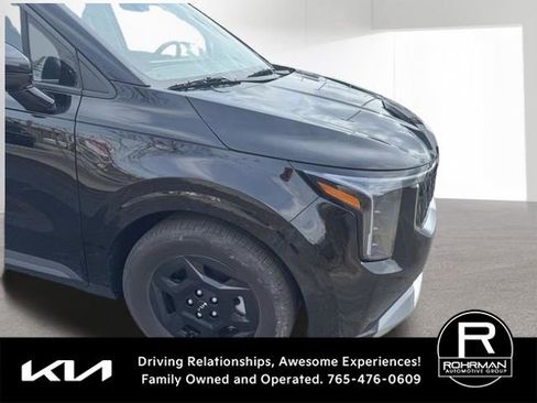 Used 2025 Kia Carnival image 3